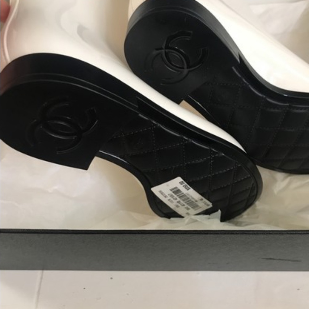 Chanel 19C Ivory White Black CC Logo PVC B… - Picture 7 of 11